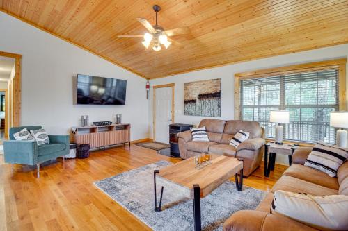 Norfork Lake Access: Cabin w/Deck & Water View! in Elizabeth