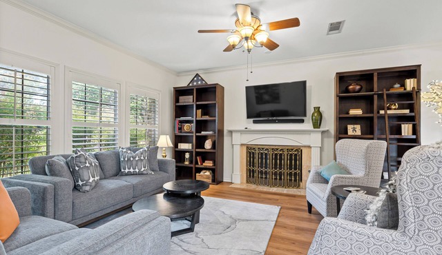 North Dallas Retreat - 3 Bedrooms | Spacious Backyard