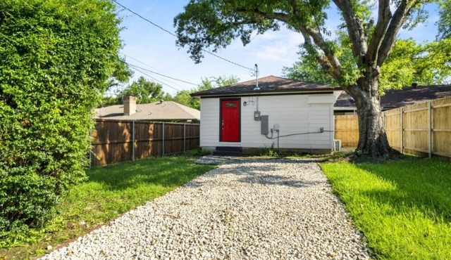 North West Dallas Guesthouse l King Bed l Washer & Dryer