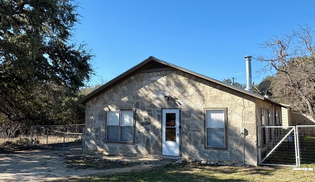 Nueces Canyon Cottage - 2-Bedroom Hill Country Cottage in Adorable Barksdale TX