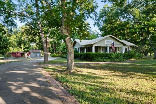 Nut House Countryside Pecan Farm 14 ac San Marcos in Maxwell