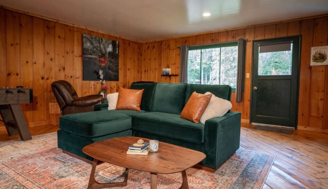 O`Neill Cabin- a Rustic Reclaimed Retreat + sauna + hot tub + cold plunge in Index