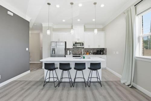 O14B Single-Story 2BR Townhome with King Beds Private Gym