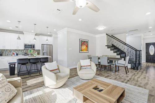 O22B Southwest Houston 1BR King Bed Pet Friendly Fast WiFi