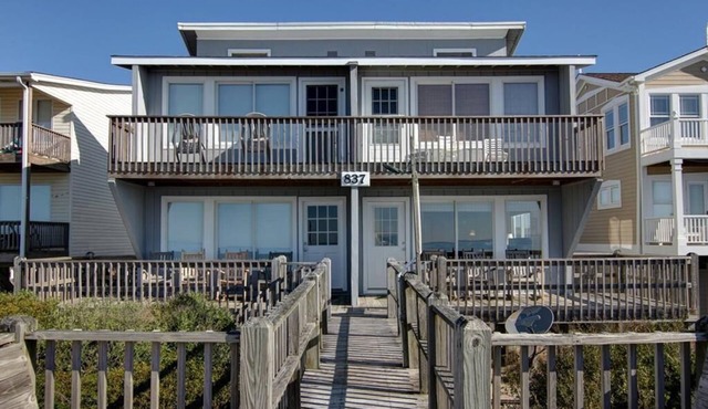 Oceanfront Eastside-Duplex in Holden Beach, spacious 3BR, perfect for 8 guests. in Holden Beach