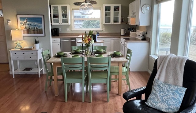 Oceanfront, steps from beach in Cloverdale