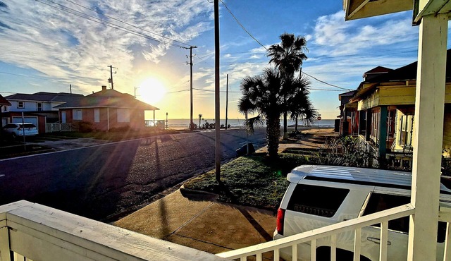 Oceanside right next to the beach! in Galveston