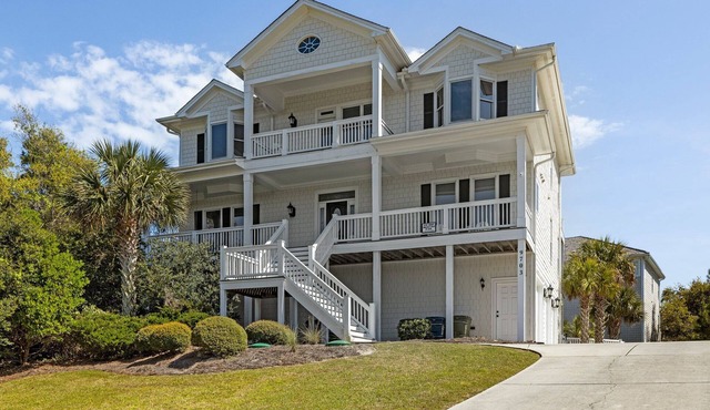 Oceanview with elevator, private pool, golf cart, in Dolphin Ridge community in Emerald Isle