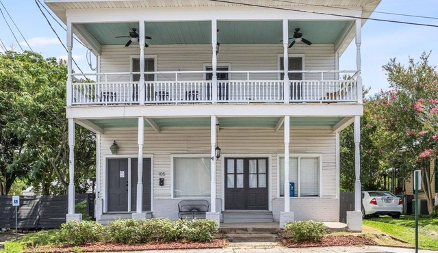 Old Opera House Grand Residence, Downtown Breaux Bridge, sleeps 7