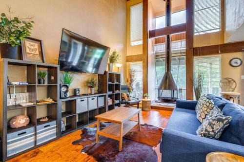 On Golf Course! Resort-Style Lago Vista Retreat