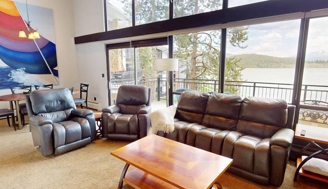 On Lake, WOW Views, Big Deck! Walk to Amp, Events, Parks, Marina, Tiki Bar in Dillon