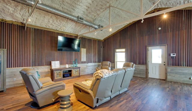 On Spacious Ranch: Quiet Kaufman Studio Cabin!
