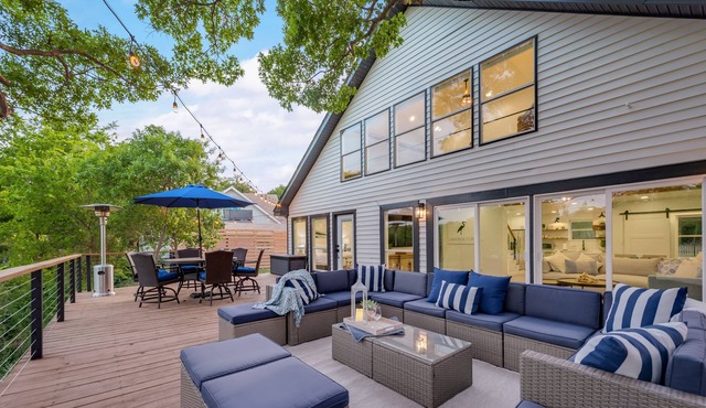 On the Lake!!! Lakeside Cliff offers elegance with tons of space inside and out.