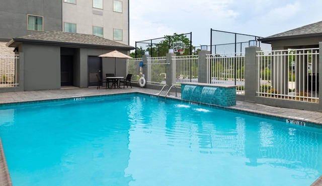 Outdoor Pool. Free Breakfast. Perfect for Groups!