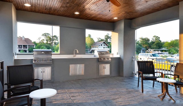 Outdoor Pool. Free Breakfast. Cozy Queen Studio.