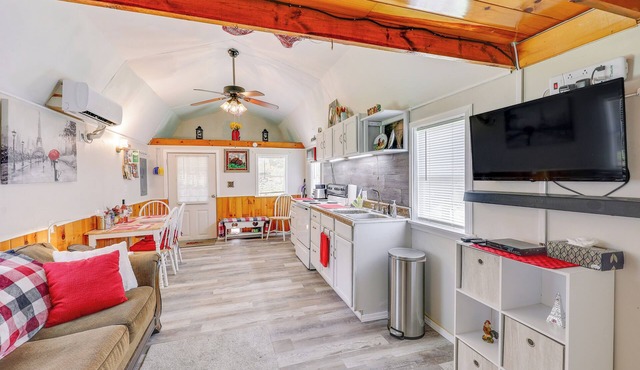 Paris Vacation Rental ~ 22 Mi to Mount Magazine!