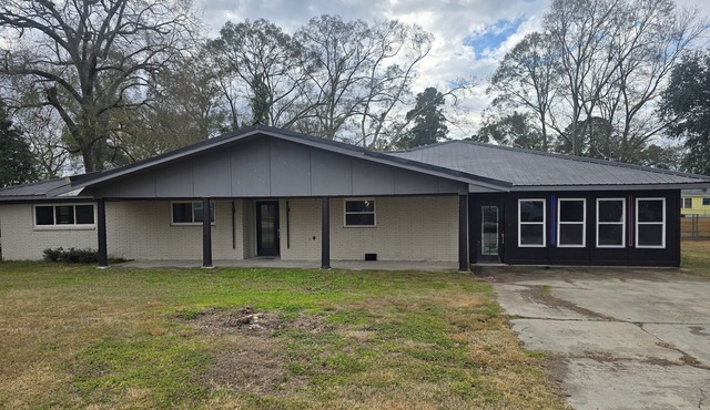 Peaceful 3-bedroom house with AC in charming Jennings