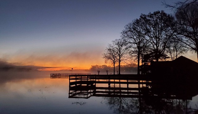 Peaceful Lake Escape – Fire Pit, Kayaks,Fishing Dock, Hammocks & Screened Porch