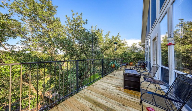 Peaceful, modern home close to Lago Vista with large deck & balcony