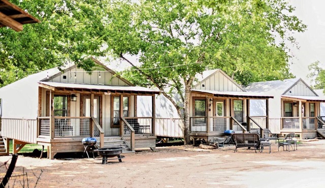 Peaceful Tented Cabin by the Geronimo Creek - An Amazing Nature Escape in Seguin, Texas in Seguin