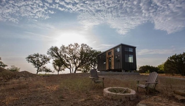 Peaceful Tiny Home on Hilltop with Gorgeous Sunsets & Scenic Views