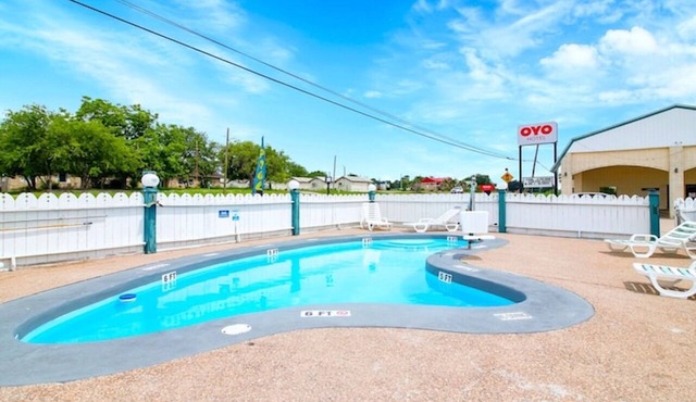Peaceful Unit Near Dairy Queen – Pet Friendly, Pool & On‑site Parking