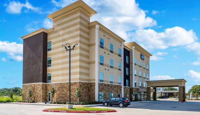 Perfect for Groups! 3 Relaxing Units with Free Parking and Free Breakfast!