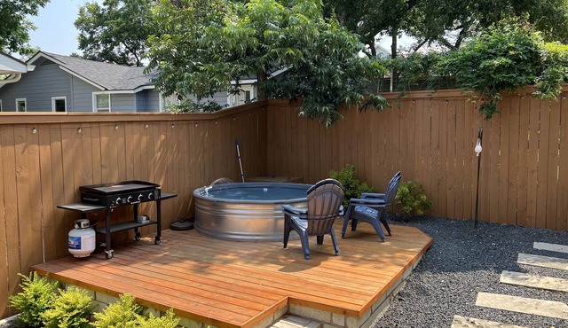 Perfect hangout 2-bedroom home with a pool in Austin