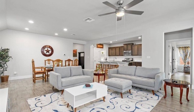 Perfect house for vacation or work w/Patio, Yard & Parking! 5 min from Kalahari!