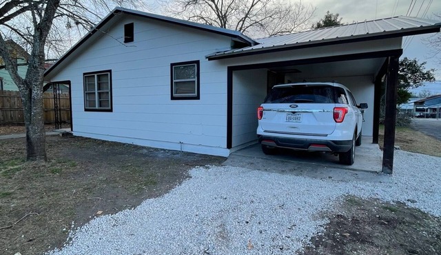 Pet friendly 2/1 home - 1 block to downtown Shiner