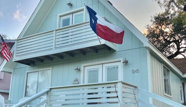 Pet Friendly, Charming Coastal Retreat near Beach and Downtown