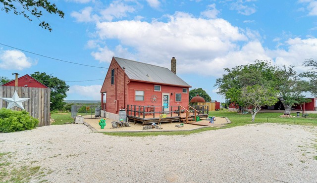 Pet-Friendly Fredericksburg Cabin w/Hot Tub!