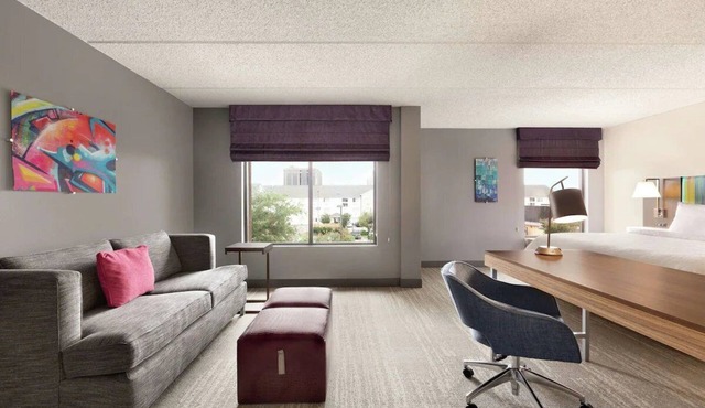 Pet-Friendly King Room Stay w/Free Parking | 5 Mi. to Memorial City Mall