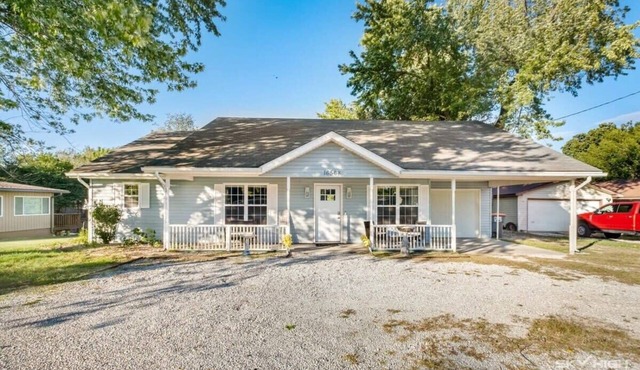 Pet-friendly Lake Bungalow - 3 blocks to Beaver Lake