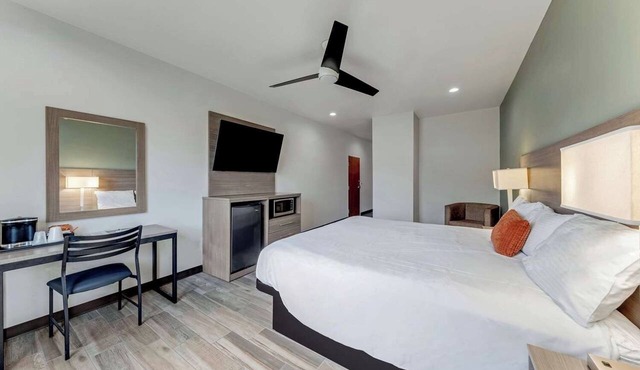 Pet-Friendly Room Near The Alamo w/Free Breakfast Included - DT Location