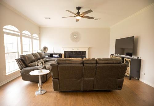 Pet friendly Spacious 4 Bedroom home with large, fenced backyard, located to DFW airport, restaurants and shops