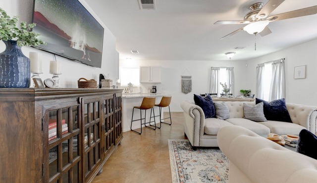 PET/KID Friendly! Farmhouse Charmer! 20 mins to DT Austin!
