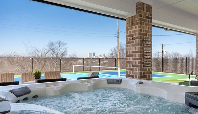 Pickleball HotTub MiniGolf with Downtown FW Views!