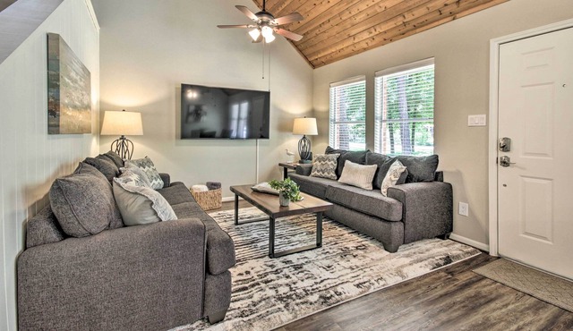 Piney Woods Cottage, Steps from Livingston Lake!