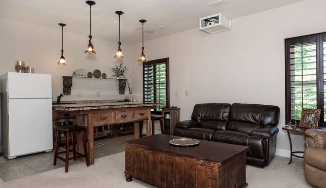Pinnacle Apt close to the best Mall and trails