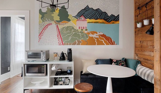 Pinterest-worthy retreat in the heart of Dallas. The Valdivian offers a spacious, sunlit escape with curated decor, a dreamy coffee station, gated parking, and a superhost who thinks of everything. Steps from Bishop Arts. Guests call it a hidden gem.