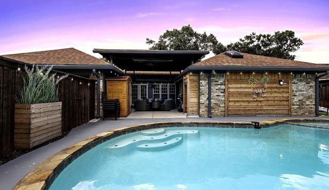 Platinum Escape: Heated Pool, Spa, Game Room, Golf, and Infrared Sauna
