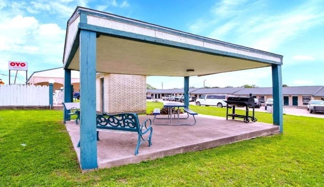 Pleasant Room Close to Sowells BBQ – Pets Welcome, Parking & Pool Included