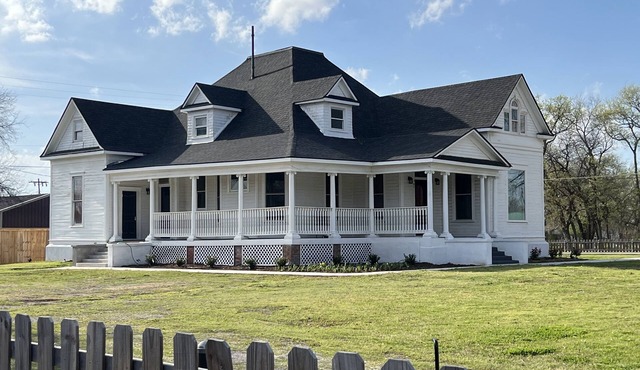 Plenty of space to relax! Near Turner falls, the lake & Crossbar Ranch. Sleeps 6