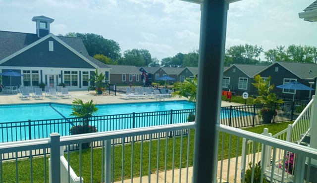 Pool front in Lake Erie resort. Steps to the sandy beach, Golf cart included! in Marblehead