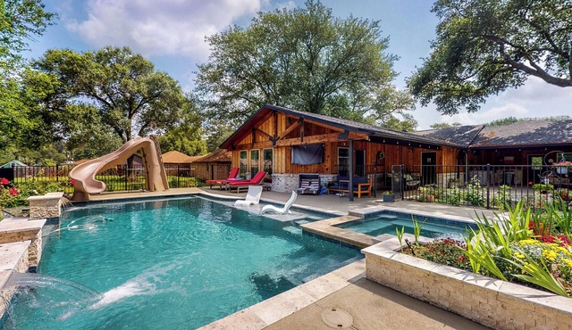 Pool, Hot Tub & Pool Table! Grand Home in Tomball