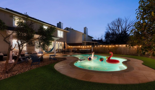 Pool+HotTub+Firepit+Grill+Billiards+MiniGolf+PS4