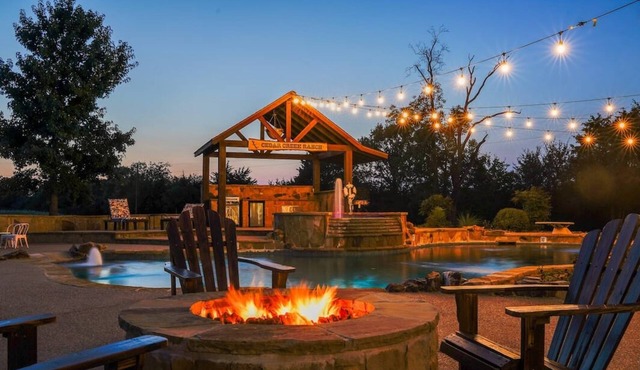 Pool,Pickle ball Courts , Sleeps Lrg Grp, Hot tub , Sauna Minutes from Lake