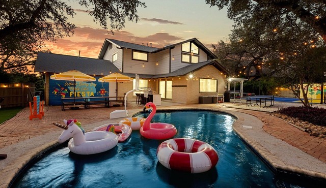 Pool + Pickleball + Bball + Mini Golf + Arcade + Hot Tub - Sleeps 20!