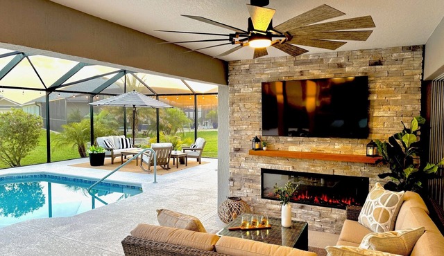 Poolside Palms–Modern Luxury Retreat with Private Resort-Style Pool and Electric 4-seater Golf Cart in Wildwood